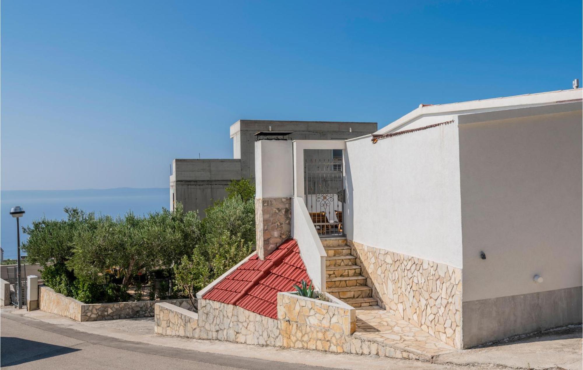 2 Bedroom Cozy Apartment In Makarska Buitenkant foto