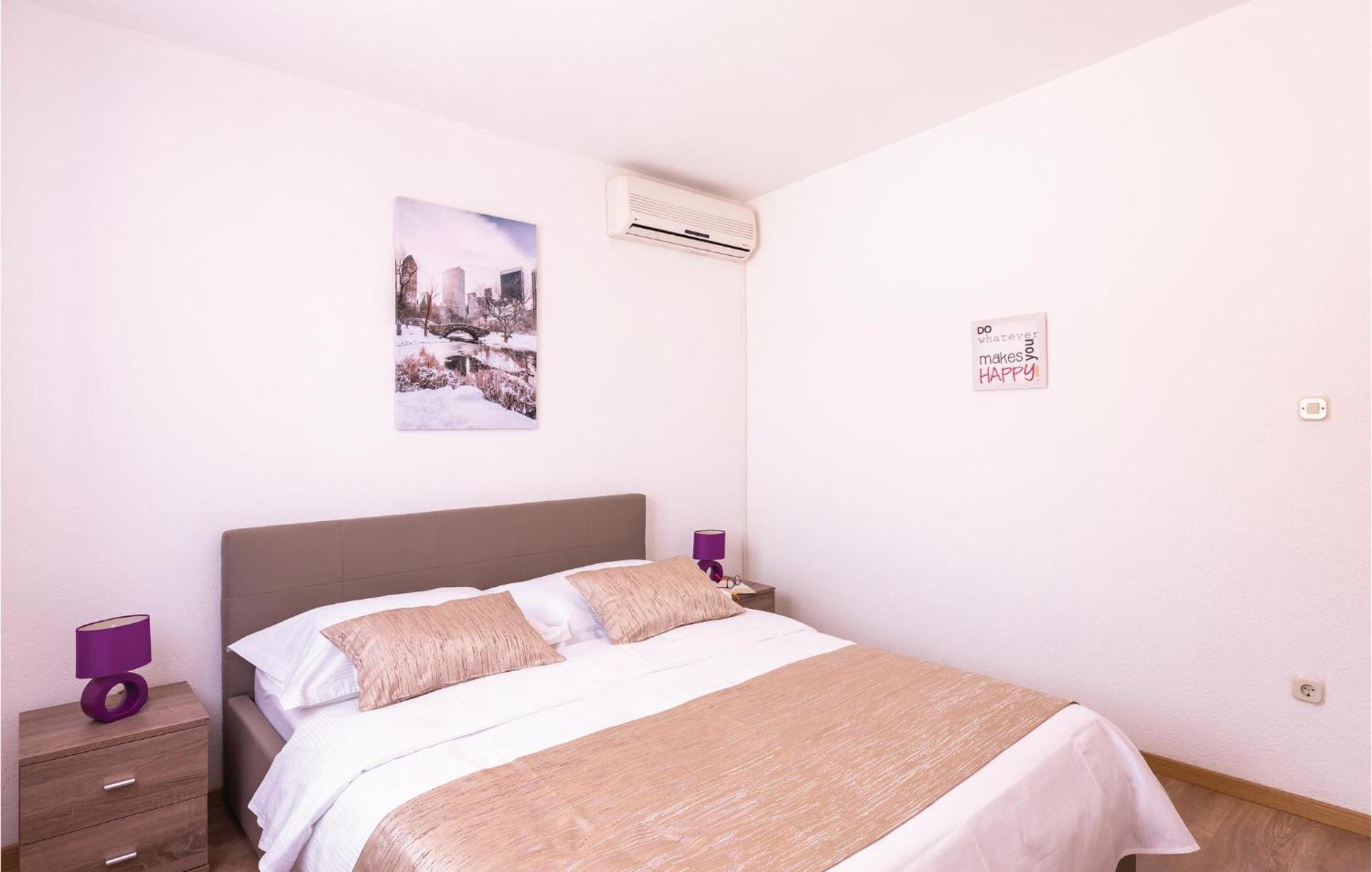 2 Bedroom Cozy Apartment In Makarska Buitenkant foto