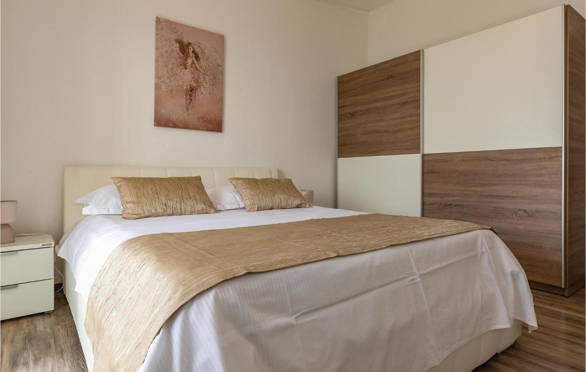 2 Bedroom Cozy Apartment In Makarska Buitenkant foto