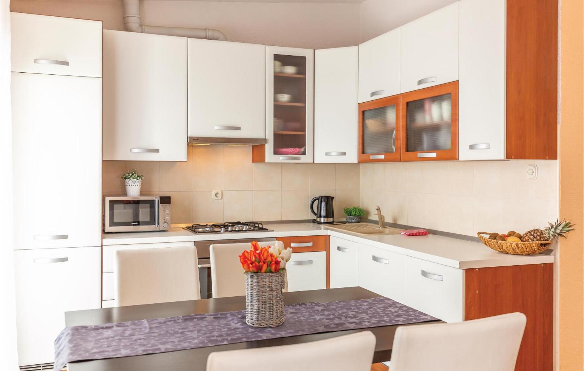 2 Bedroom Cozy Apartment In Makarska Buitenkant foto