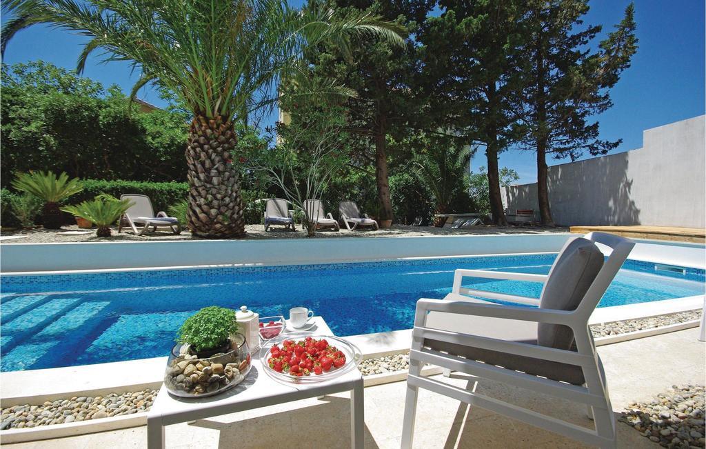 2 Bedroom Cozy Apartment In Makarska Buitenkant foto