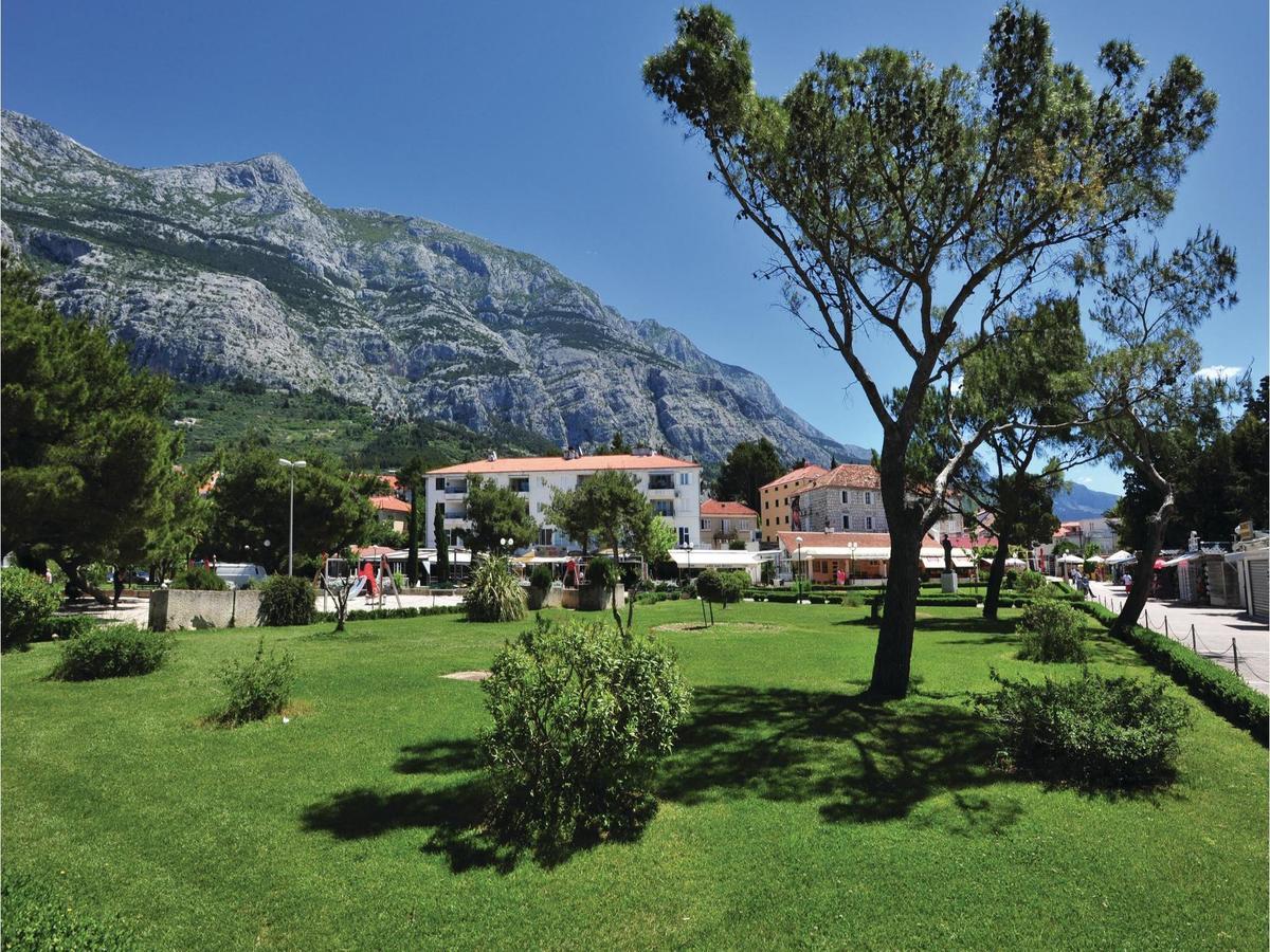 2 Bedroom Cozy Apartment In Makarska Buitenkant foto