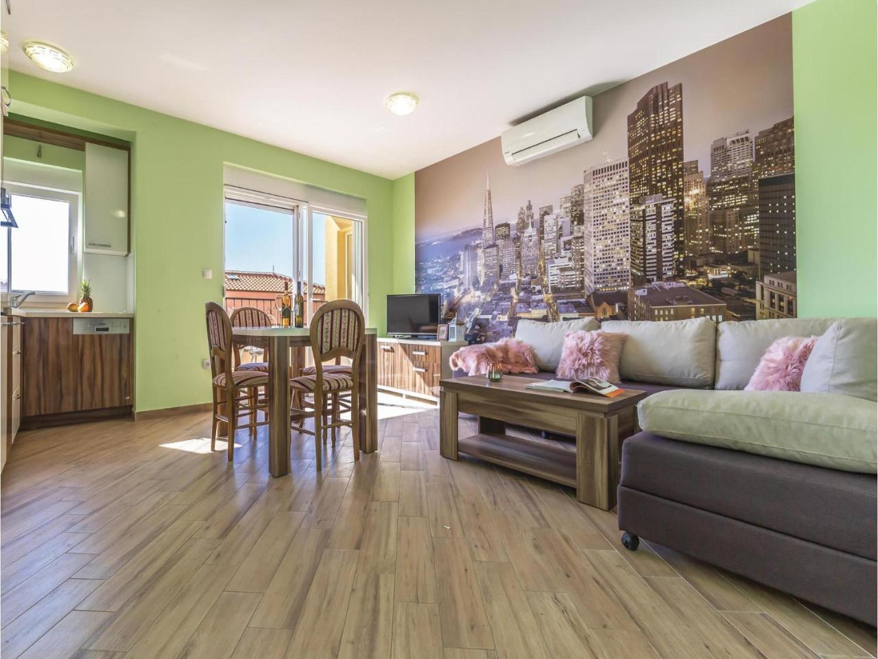 2 Bedroom Cozy Apartment In Makarska Buitenkant foto