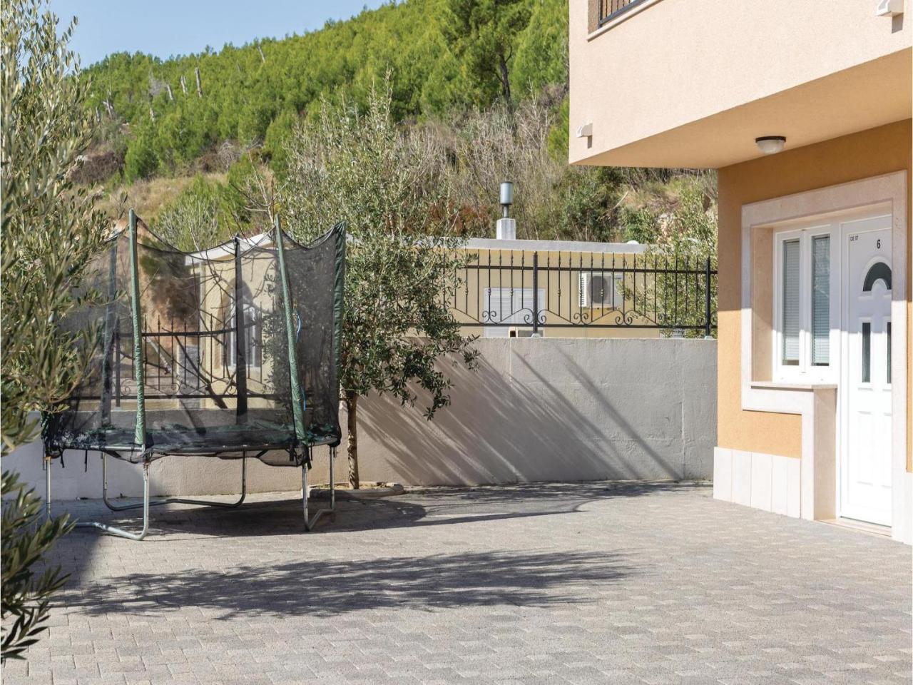 2 Bedroom Cozy Apartment In Makarska Buitenkant foto
