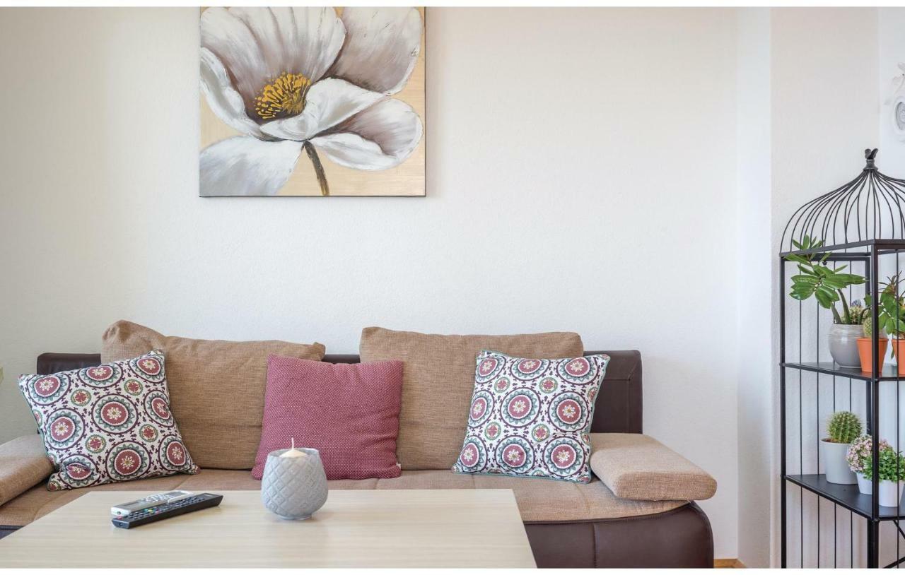 2 Bedroom Cozy Apartment In Makarska Buitenkant foto