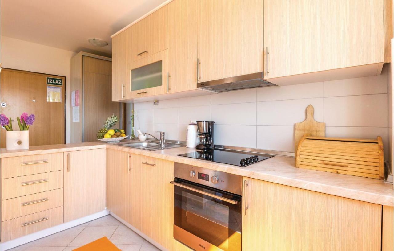 2 Bedroom Cozy Apartment In Makarska Buitenkant foto