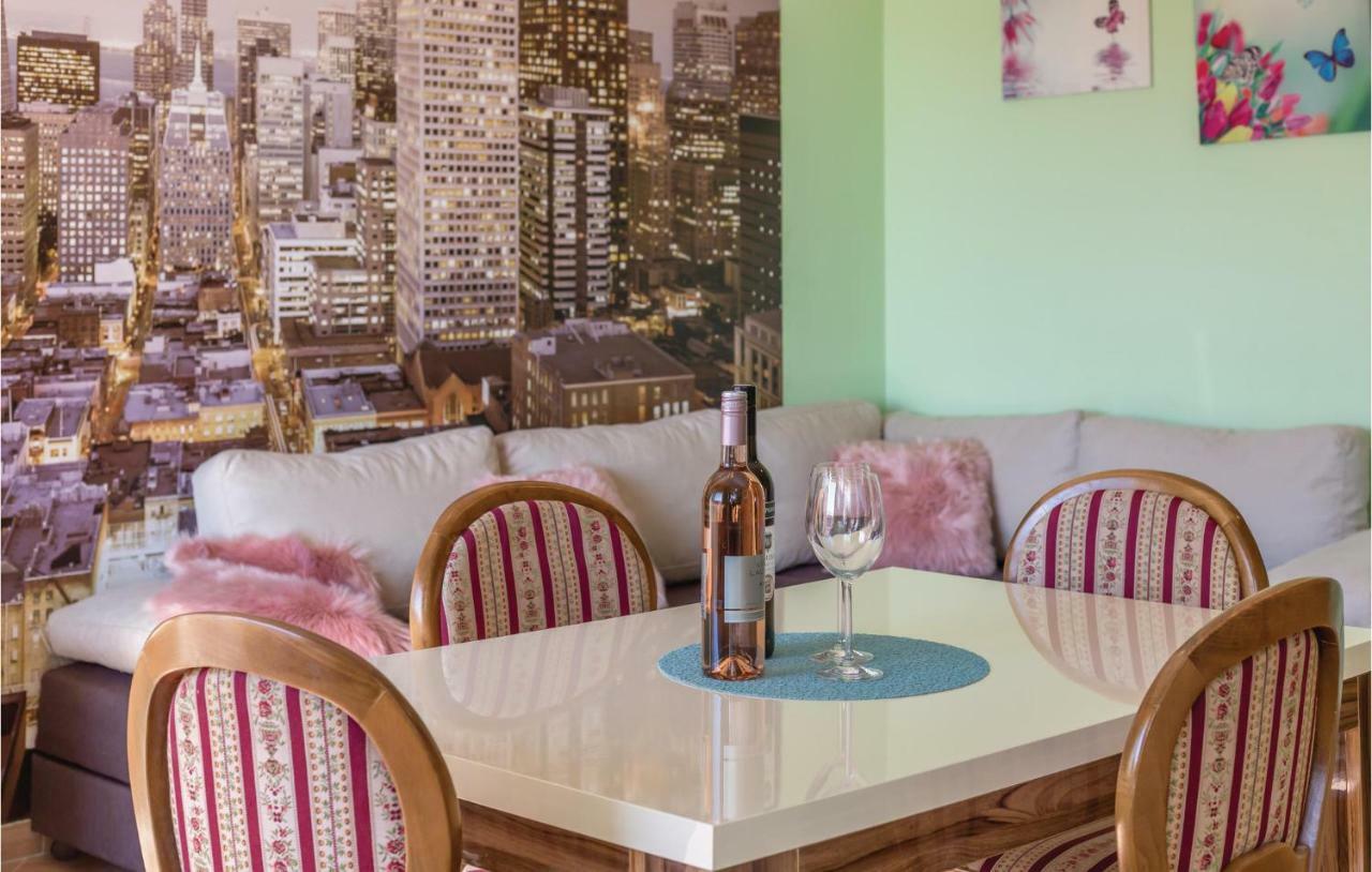 2 Bedroom Cozy Apartment In Makarska Buitenkant foto