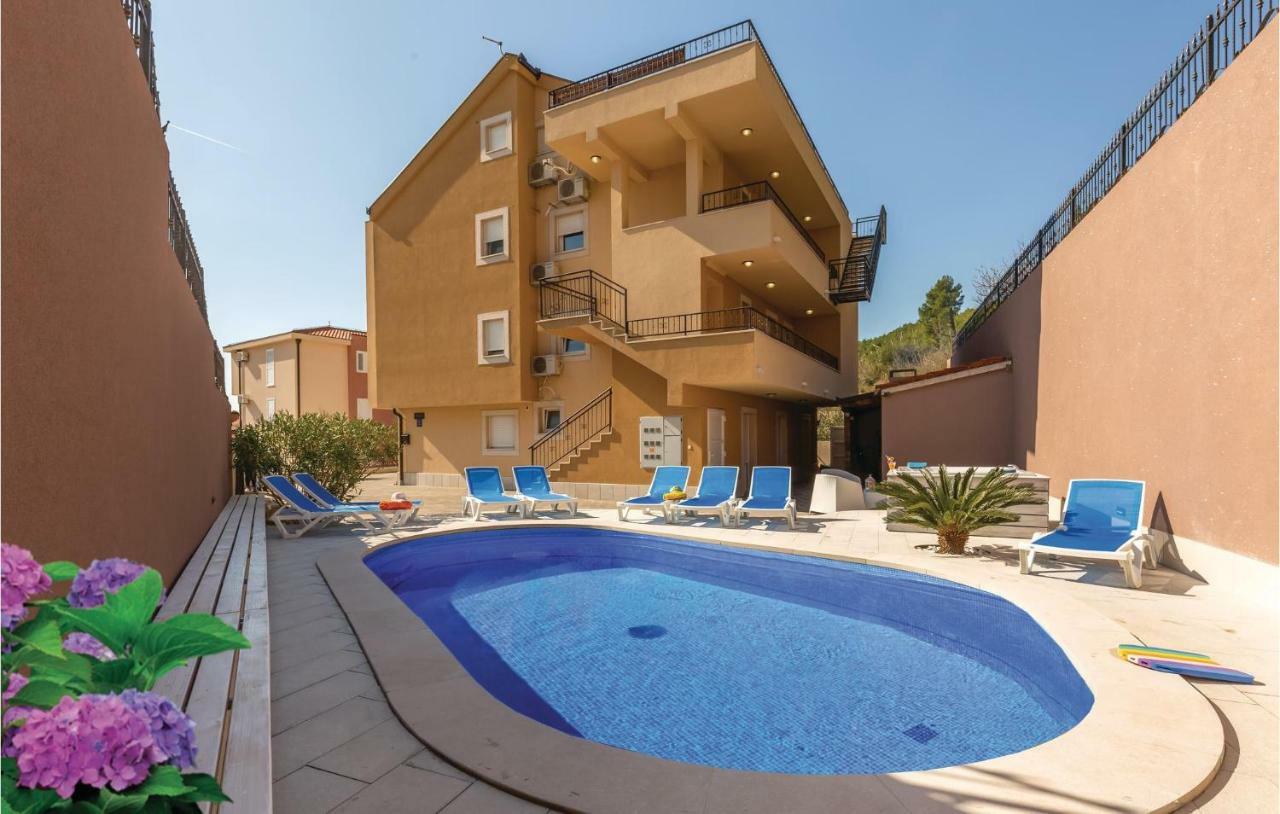 2 Bedroom Cozy Apartment In Makarska Buitenkant foto