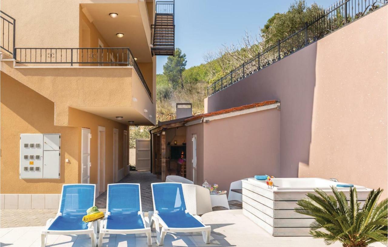 2 Bedroom Cozy Apartment In Makarska Buitenkant foto
