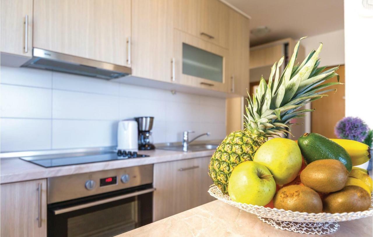 2 Bedroom Cozy Apartment In Makarska Buitenkant foto