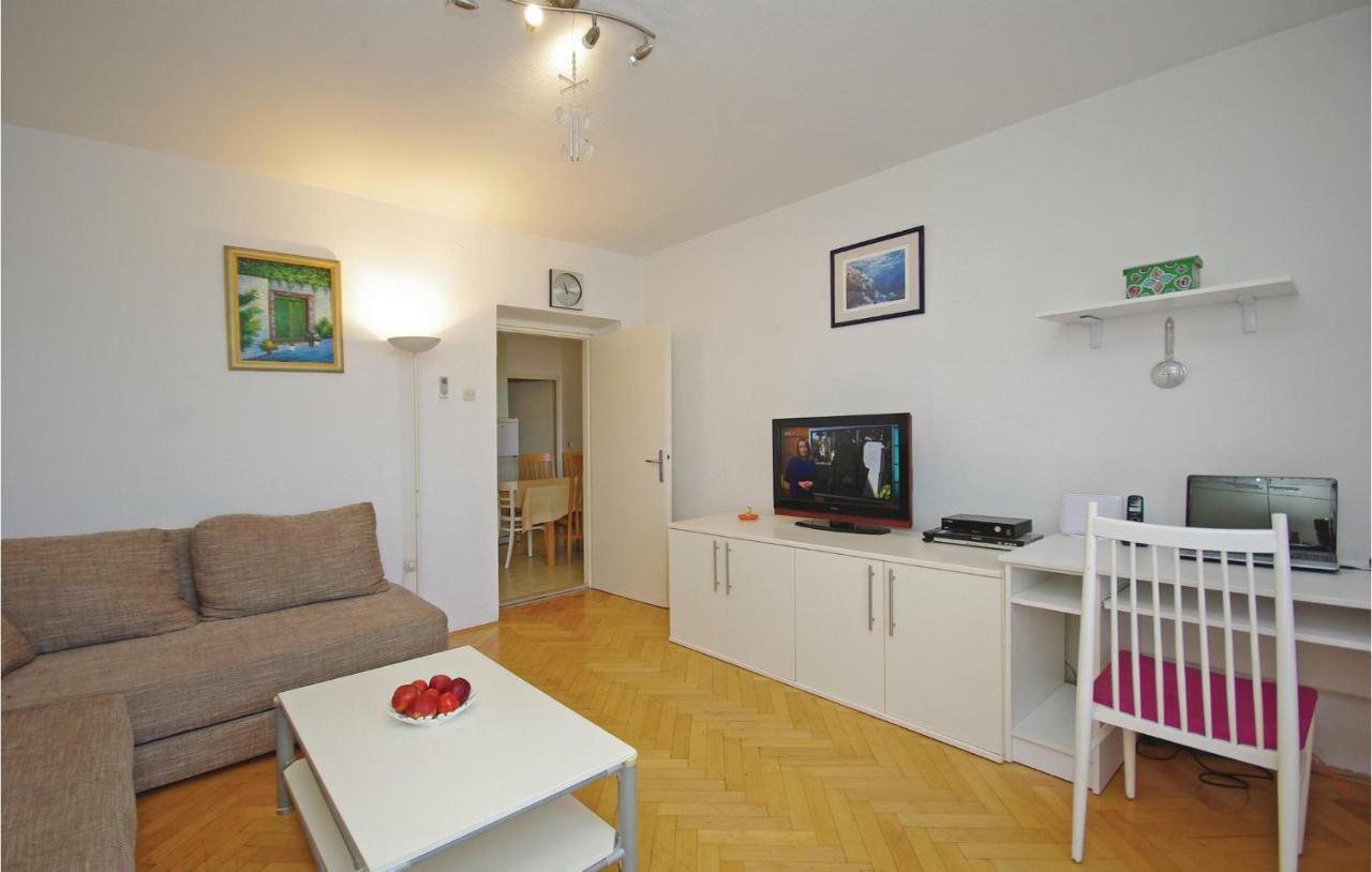 2 Bedroom Cozy Apartment In Makarska Buitenkant foto