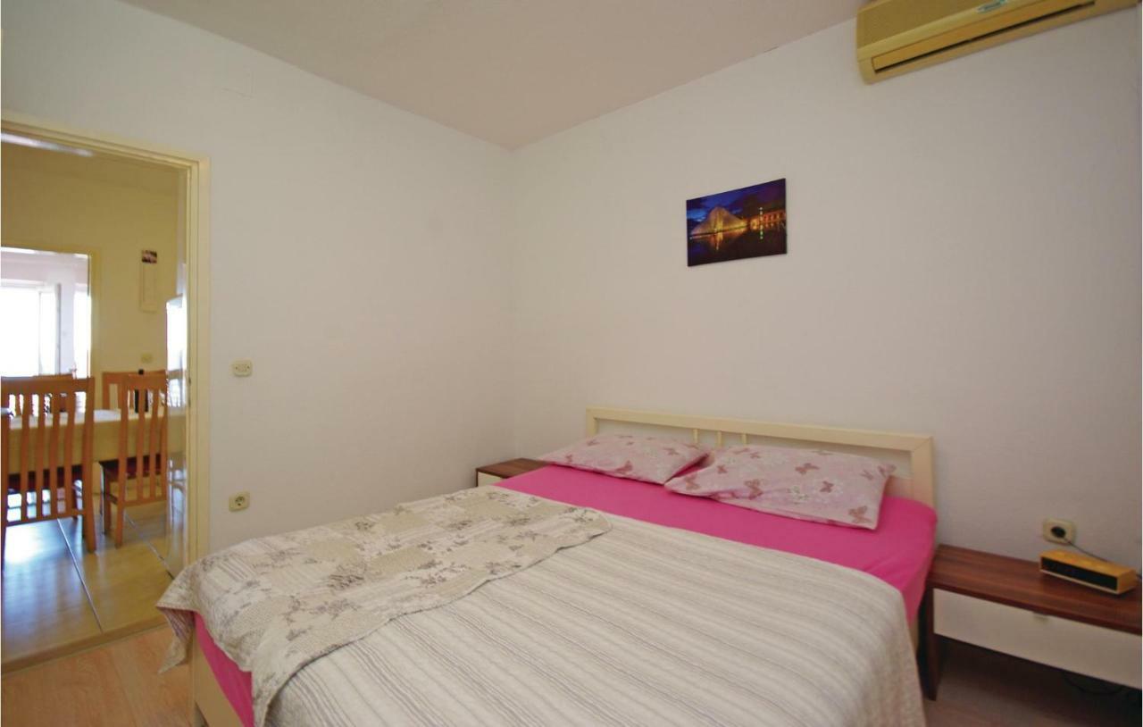2 Bedroom Cozy Apartment In Makarska Buitenkant foto